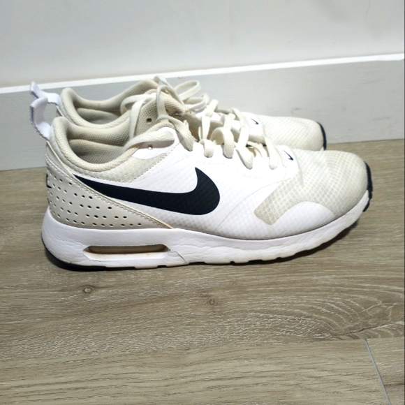 Nike Air Max Tavas Woman's White And Black size 7.5 - Picture 1 of 6
